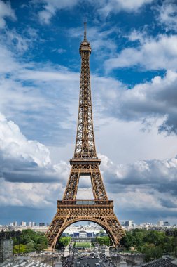 Uzaktan Eyfel Kulesi Paris