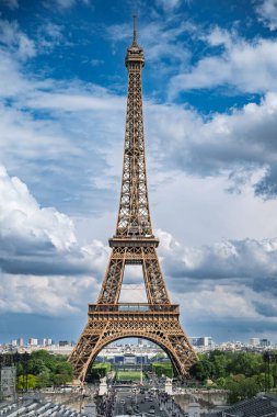 Uzaktan Eyfel Kulesi Paris