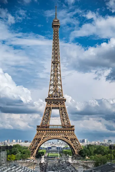 Uzaktan Eyfel Kulesi Paris