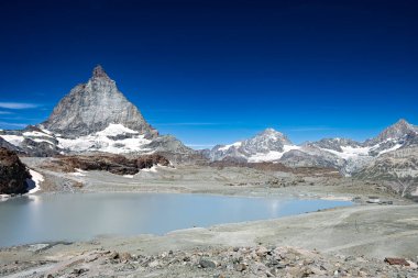 Açık bir günde sakin bir göle yansıyan Matterhorn 'un çarpıcı görüntüsü..