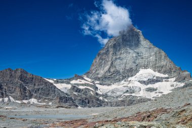 İkonik Matterhorn zirvesi alp arazisine hakim..