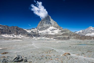 Açık bir günde birkaç bulutla Matterhorn tepesinin çarpıcı manzarası..