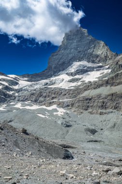 Matterhorn Dağı 'nın manzarası. Buzullu ve karlı. Mavi gökyüzünün altında..
