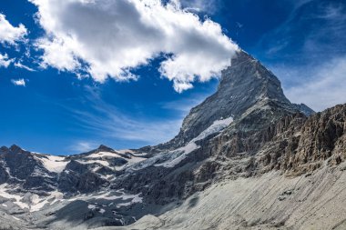 Matterhorn dağının büyüleyici manzarası kısmen bulutlarla kaplı aydınlık bir günde.