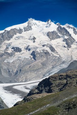 İsviçre Alplerindeki Monte Rosa buzulunun nefes kesici manzarası..