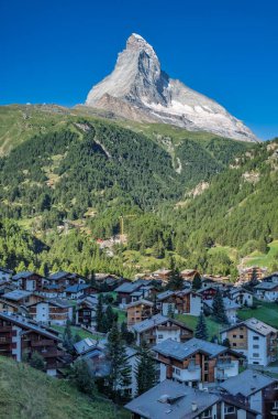 Arka planda Pennine Alpleri 'nin ikonik tepesi olan Zermatt Alp köyünün manzaralı bir yaz manzarası.