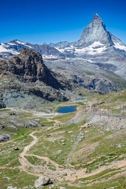 Matterhorn Dağı 'nın açık mavi gökyüzü, İsviçre manzarası.