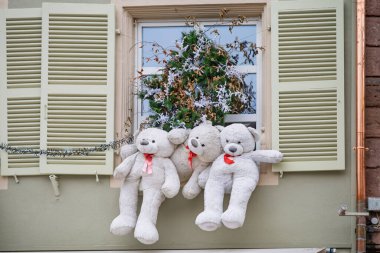 Sıcak Noel ışıkları olan güzel ışıklı bir ağaç Fransa 'daki Mulhouse Noel pazarında kırmızı ışıklı Tapınak Saint-tienne' in önünde duruyor..