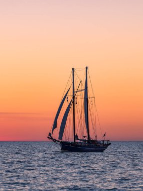 Warnemuende, Almanya 'da Baltık Denizi' nde yelken açan gemiler..