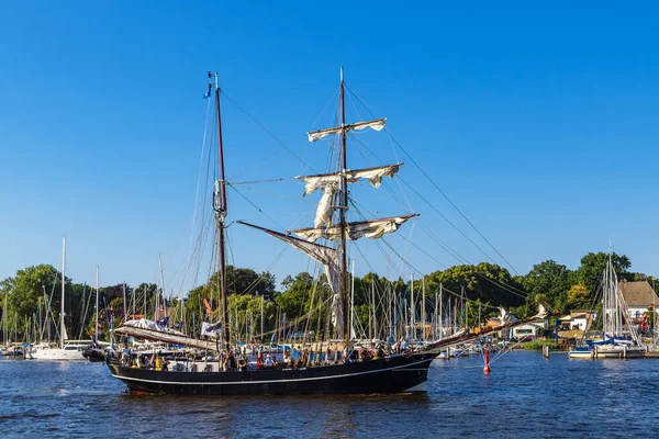Rostock, Almanya 'daki Hanse Yelkenlisinde Rüzgâr Bozucu.
