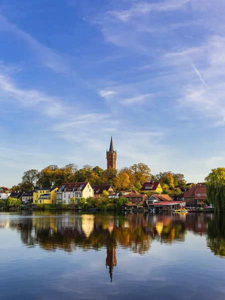 湖の上から見るハウスゼーの街へ Feldberg Germany — ストック写真