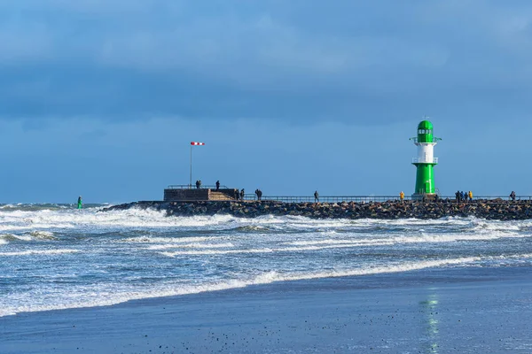 ドイツのWarnemuende Germanyの嵐Unice中のバルト海沿岸のモル — ストック写真