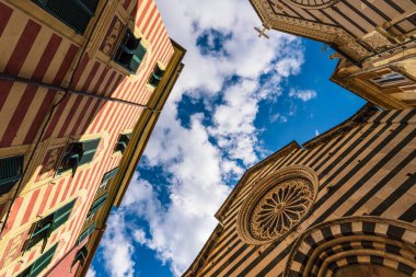 İtalya 'da Akdeniz kıyısındaki Monterosso al Mare köyündeki tarihi binalar.