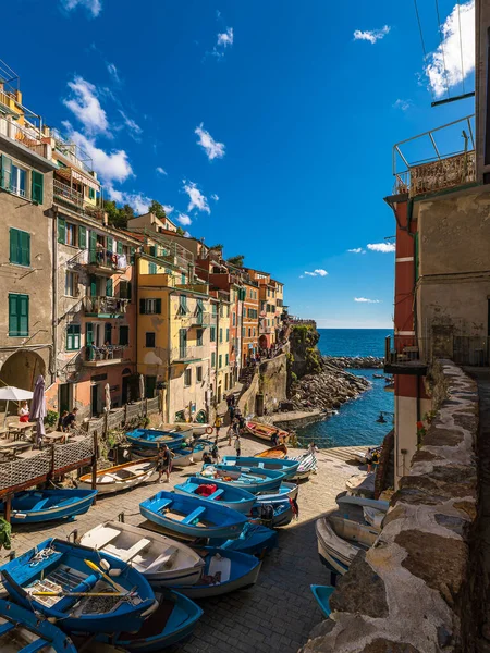 Łodzie Rybackie Miejscowości Riomaggiore Wybrzeżu Morza Śródziemnego Włoszech Obraz Stockowy