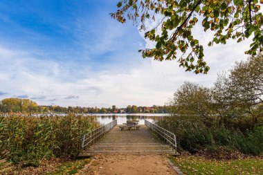 Haussee Gölü üzerinden Almanya 'nın Feldberg şehrine bakın..