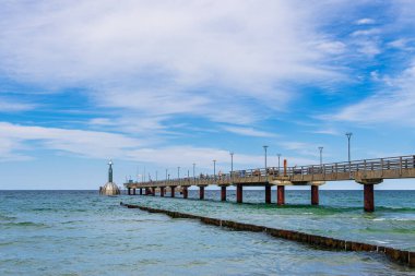 Almanya 'nın Zingst kentindeki Baltık Denizi kıyısındaki rıhtım ve Groyne.