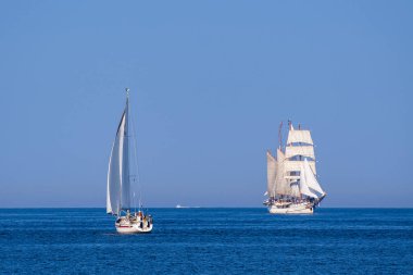 Warnemuende, Almanya 'da Baltık Denizi' nde yelken açan gemiler..