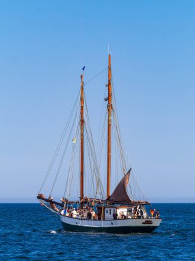 Warnemuende, Almanya 'da Baltık Denizi' nde yelken açan gemiler..