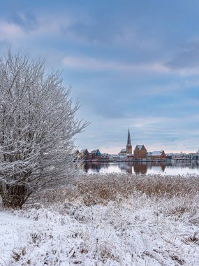 Warnow nehrinin üzerinden Almanya 'nın Rostock şehrine bakın..
