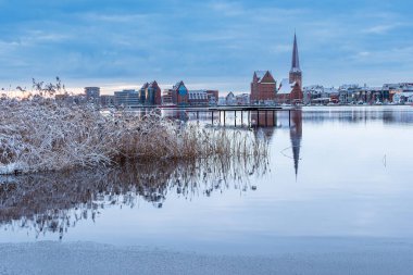 Warnow nehrinin üzerinden Almanya 'nın Rostock şehrine bakın..