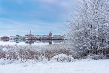 Warnow nehrinin üzerinden Almanya 'nın Rostock şehrine bakın..