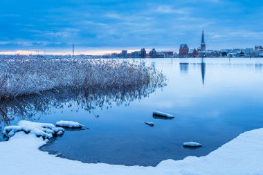 Warnow nehrinin üzerinden Almanya 'nın Rostock şehrine bakın..