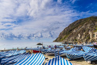 İtalya 'da Akdeniz kıyısında Monterosso al Mare köyünde tekneleri olan bir sahil..