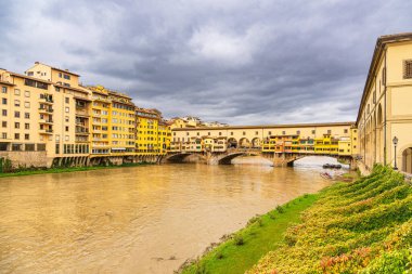 İtalya 'nın Floransa kentindeki Ponte Vecchio köprüsüne bakın..