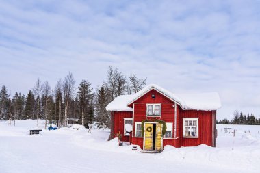 Kışın Finlandiya, Kuusamo 'da kar ve kulübe manzarası.