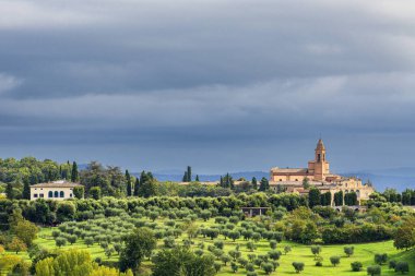 Siena, İtalya 'da bir kilise ve manzaraya bakın.