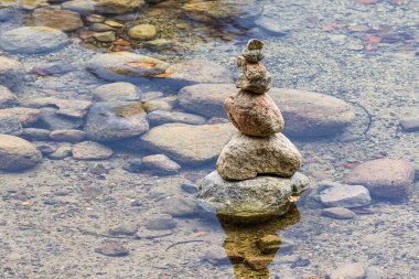 Almanya Feldberg yakınlarındaki Schmaler Luzin Gölü 'nde taş yığını.