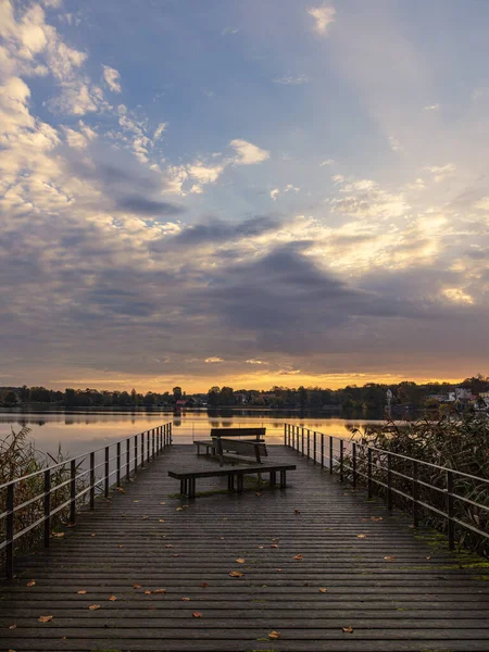 ドイツ フェルドベルク市の湖ハウゼーの日の出と着陸ステージ — ストック写真