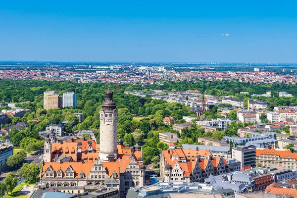 Blick Über Die Stadt Leipzig Mit Dem Neuen Rathaus Stockbild