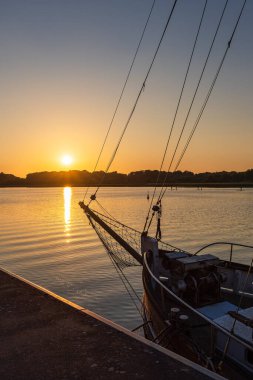 Hanseatic şehri Rostock 'ta Warnow nehrinin üzerinde gün batımı.