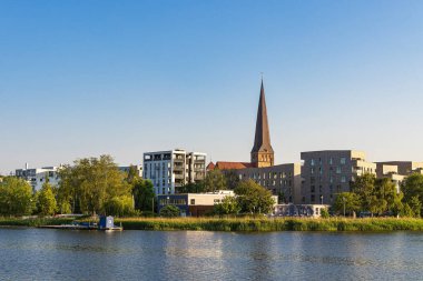 Warnow nehrinin üzerinden Hanseatic şehri Rostock 'a bakın..