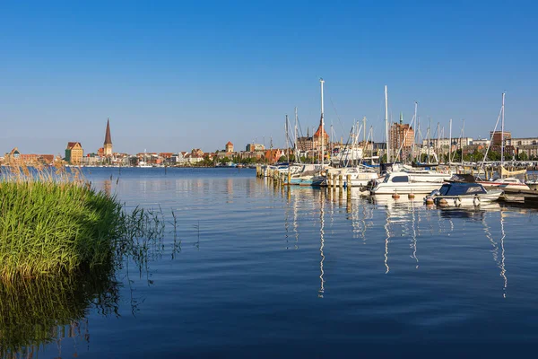 Blick Über Die Warnow Auf Die Hansestadt Rostock — Stockfoto