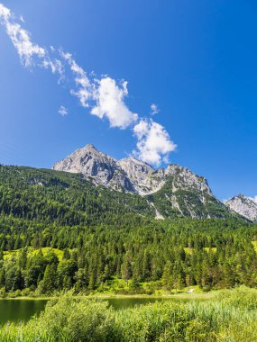 Almanya 'nın Mittenwald yakınlarındaki Wetterstein Dağları' na Ferchensee Gölü 'nün üzerinden bakın..