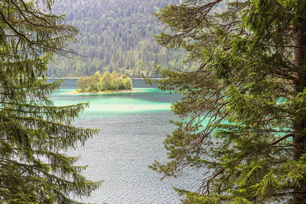 Isla Lago Eibsee Cerca Garmisch Partenkirchen Baviera Alemania — Foto de Stock
