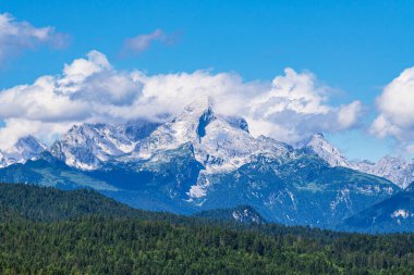 Mittenwald 'dan Kruen, Almanya' ya giden Zugspitze kalabalığının görüntüsü.