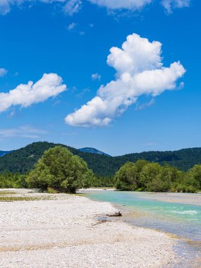 Bavyera, Almanya 'da Kruen yakınlarındaki Isar nehri manzarası.