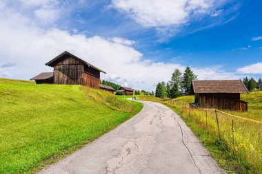 Almanya 'da Mittenwald ile Kruen arasındaki Kambur Çayırda saman kulübeleri.