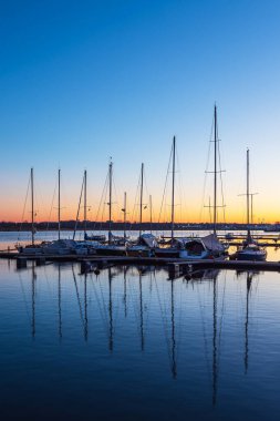 Sabah vakti, Almanya 'nın Rostock kentindeki Warnow Nehri üzerindeki şehir limanında..