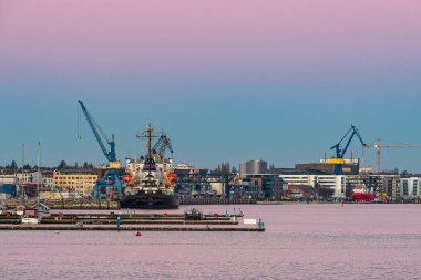 Sabah vakti, Almanya 'nın Rostock kentindeki Warnow Nehri üzerindeki şehir limanında..