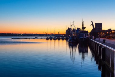 Sabah vakti, Almanya 'nın Rostock kentindeki Warnow Nehri üzerindeki şehir limanında..