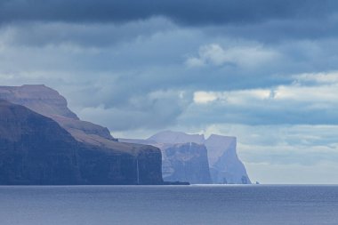 Faroe Adaları 'nın bulutlu kayalıkları manzarası.
