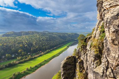 Elbe Nehri 'nin üzerinden Almanya' daki Sakson Kum Taşı Dağları 'na bakın..