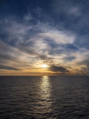 Günbatımı ile bulutlar Kuzey Denizi üzerinde.