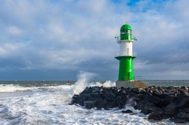 Almanya 'nın Warnemuende kentinde Eunice fırtınası sırasında Baltık Denizi kıyısındaki iskele kulesi..