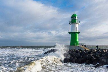 Almanya 'nın Warnemuende kentinde Eunice fırtınası sırasında Baltık Denizi kıyısındaki iskele kulesi..