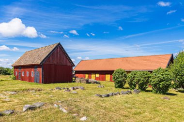 İsveç 'teki Slado adasındaki kırmızı ahşap binalar..